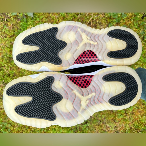 Jordan 11 Retro Low 72-10" Black/Gym Red-White-Sail - Picture 6 of 7